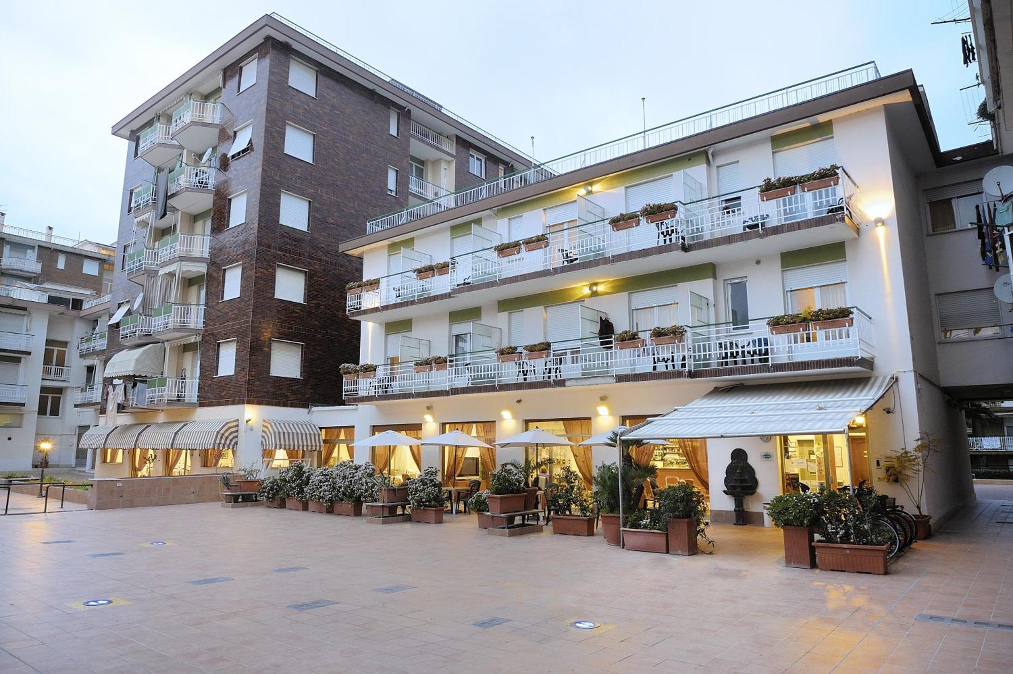 Hotel Arma Ristorante Arma di Taggia Exterior foto